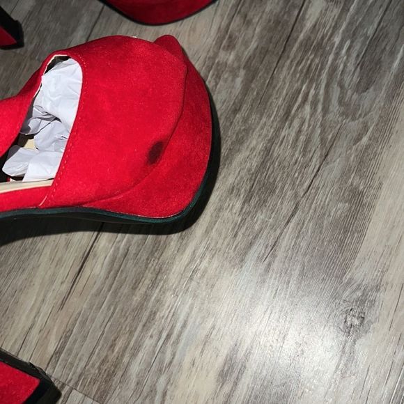 Red heels - Picture 2 of 4